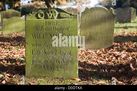 Grabsteine in ländlichen Friedhof, Reydon, Suffolk, England Stockfoto