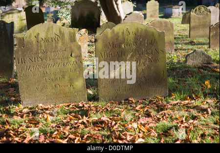 Grabsteine in ländlichen Friedhof, Reydon, Suffolk, England Stockfoto