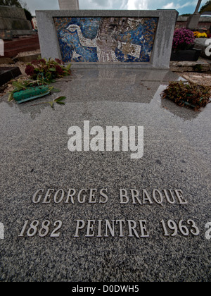 Das Grab des Künstlers Georges Braque, auf dem Friedhof der Kirche St. Valery. Stockfoto