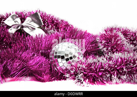 Rosa Weihnachts-Lametta mit Silberkugel und Bogen isoliert auf weiss Stockfoto