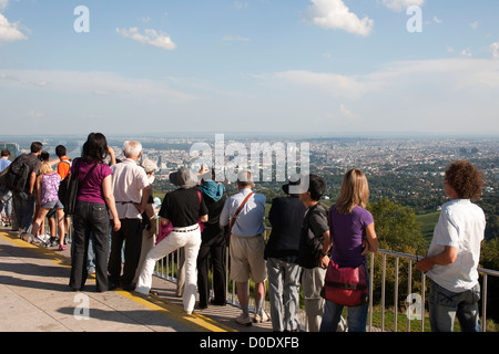 Österreich, Wien 19, Kahlenberg, Touristen Schauen von der Aussichtsterrasse Auf Das Wiener Becken. Stockfoto