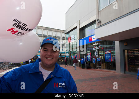 Ein Mitarbeiter verschenkt Ballons bei der Eröffnung der neuen Niederlassung der Metro Bank in Reading, Berkshire am 23. November 2012. Stockfoto