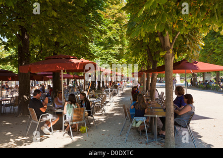 Menschen saßen im Café Tische draußen in den Tuileries Gärten Paris Frankreich EU Europa Stockfoto