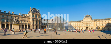 Besucher außerhalb der Louvre Kunstgalerie und Museum Eingang Paris Frankreich EU Europa Stockfoto