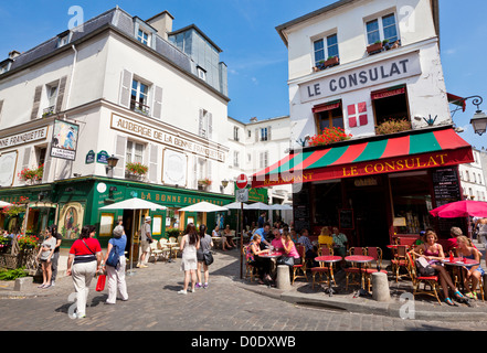 Touristen sitzen im Le Consulat Café Rue Norvins Montmartre Viertel Paris Frankreich EU Europa Stockfoto