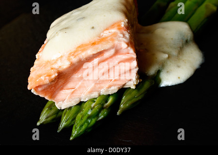 Gourmet-Lachs und Spargel Gastro Küche auf Schiefer Teller Stockfoto