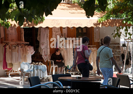 Ladenbesitzer verkaufen Spitze Tablewear, Bekleidung und Haushaltswaren. Omodos Village Zypern Stockfoto