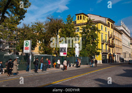 Bushaltestelle entlang Corso Cavour Straße zentrale Verona Stadt Veneto Region Nord Italien Europa Stockfoto