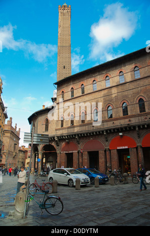 Piazza della Mercanzia quadratisch mit Torre Degli Asinelli Turm im Hintergrund Quadrilatero zentrale alte Stadt Bologna, Italien Stockfoto