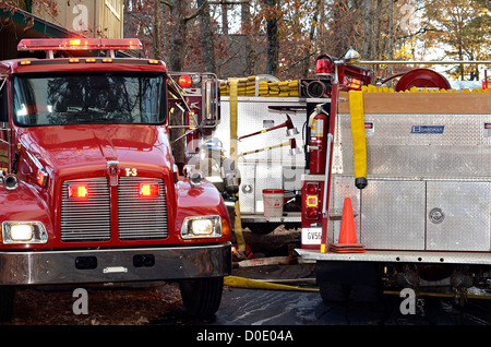 TIGER, GA, USA - NOV. 9: Feuerwehrautos und Feuerwehrleute auf dem Gelände eines Hauses Feuer. 9. November 2012, am Lake Burton. Stockfoto