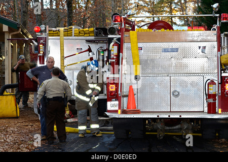 TIGER, GA, USA - NOV. 9: eine Gruppe von Feuerwehrleuten, die immer bereit zu kämpfen, ein Haus in Brand. 9. November 2012, am Lake Burton. Stockfoto