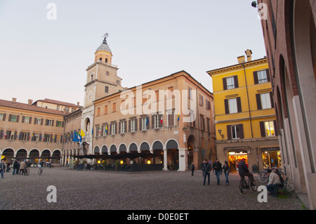 Menschen auf der Passeggiata Abendspaziergang Piazza Grande Quadrat zentrale Modena Stadt Emilia-Romagna Region Italien Mitteleuropa Stockfoto