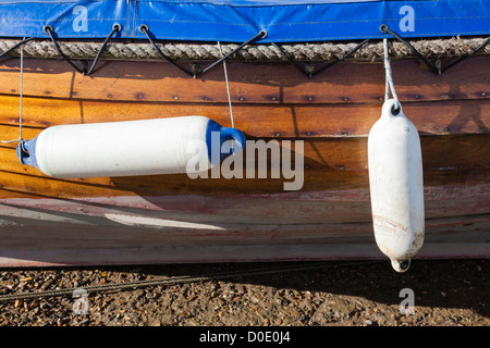 Klinker Beiboot an der attraktiven Küste am nächsten Brunnen gebaut, das Meer, blauer Himmel, Norfolk UK Stockfoto