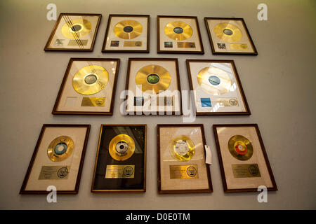 Auktion bei Christie's.  23.11.2012, London, Vereinigtes Königreich - eine Auswahl von Beatles gold Records.   Bildnachweis: Mario Mitsis / Alamy Live News. Stockfoto