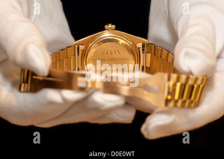 Auktion bei Christie's.  23.11.2012, London, Vereinigtes Königreich - Elvis Presleys feine und seltene 18 CT gold und Diamant-Set automatischer Kalender Armbanduhr mit Armband von Rolex signiert Rolex Oyster Perpetual, Day Date, Ref 1803, Fall Nr. 5016633, Baujahr 1976 Credit: Mario Mitsis / Alamy Live News. Stockfoto