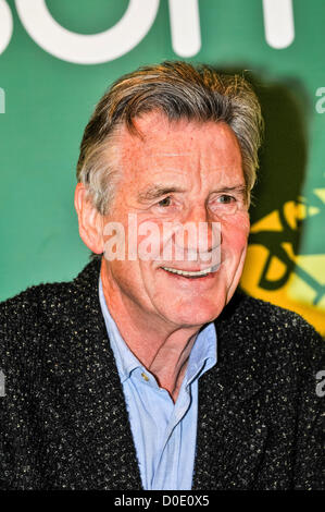 23. November 2012, Belfast, Nordirland.  Michael Palin unterschreibt Exemplare seines neuen Buches "Brasilien", die seine BBC-Fernsehsendung mit dem gleichen Namen begleitet Stockfoto