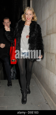 Denise van Outen tragen ein schwarzes Fell Jacke und Jeans-Hotpants, als sie das Savoy Theater verlässt nach einem Auftritt in Legally Blonde Stockfoto
