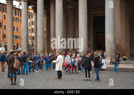 Touristen vor dem Pantheon auf der Piazza della Rotonda Platz Centro Storico der alten Stadt Rom Latium Region Zentral-Italien Stockfoto