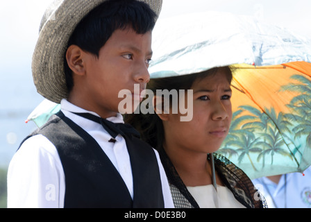 Im Laufe des Vormittags am Tag vor dem guatemaltekischen Independence Day (der am 15. September gefeiert wird), marschieren Hunderte von Schulkindern aus Antigua und den umliegenden Dörfern in einer Parade von Schulklassen in Antigua, einige in Kostümen und andere in ihren Schuluniformen. Die Parade beinhaltet Schule Marschkapellen und Cheerleader sowie. Die Prozession beginnt am Parque Central und bahnt sich seinen Weg vorbei an der hellen gelben Kirche La Merced und auf das städtische Stadion. Stockfoto