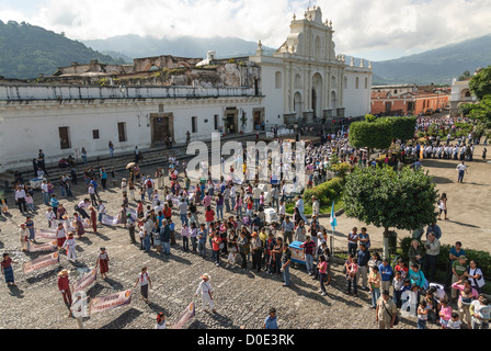 ANTIGUA GUATEMALA, Guatemala – am Vormittag des Tag vor dem Tag der Unabhängigkeit Guatemalas (der am 15. September gefeiert wird) marschieren Hunderte von Schulkindern aus Antigua und den umliegenden Dörfern in Antigua zu einer Parade von Schulgruppen, einige in Kostümen und andere in Schuluniformen. Die Parade umfasst auch Schulmarschbands und Cheerleader. Die Prozession beginnt am Parque Central und schlängelt sich vorbei an der leuchtend gelben Kirche La Merced in das Stadion der Stadt. Stockfoto