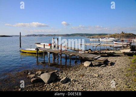 Boote im Naturhafen in den schwedischen Schären in der Nähe von Marstrand in Schweden. Stockfoto