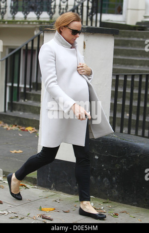 Eine hochschwangere Stella McCartney macht ihren Weg nach Hause nach der Einnahme ihrer Kinder zur Schule. Modedesignerin Stella ist Stockfoto