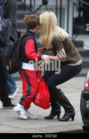 Deutsche Model Claudia Schiffer abfällt ihr Sohn Caspar Top-School London, England - 05.11.10 Stockfoto