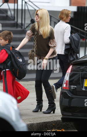 Deutsche Model Claudia Schiffer abfällt ihr Sohn Caspar Top-School London, England - 05.11.10 Stockfoto