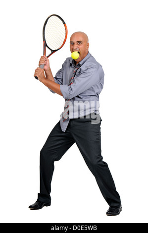 Geschäftsmann mit dem Tennisspielen isoliert in weiß Stockfoto