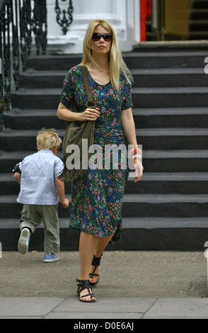 Claudia Schiffer nach dem Fallenlassen ihres Sohnes an der Schule in London, England - 08.09.10 Stockfoto