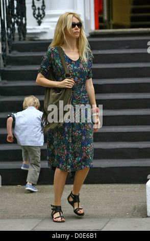 Claudia Schiffer nach dem Fallenlassen ihres Sohnes an der Schule in London, England Stockfoto