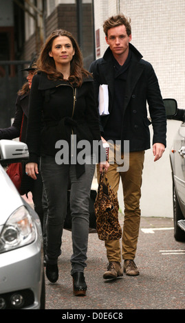 Hayley Atwell und Eddie Redmayne außerhalb der ITV Studios London, England - 05.11.10 Stockfoto