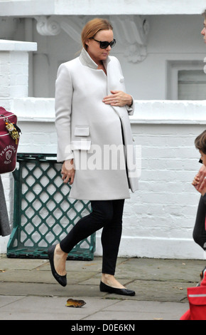 Eine hochschwangere Stella McCartney macht ihren Weg nach Hause nach der Einnahme ihrer Kinder zur Schule. Modedesignerin Stella ist Stockfoto