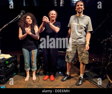 Julie Slick, Adrian Belew und Marco Minneman Adrian Belew führt live Santiago Alquimista mit seiner Band Lissabon, Portugal- Stockfoto