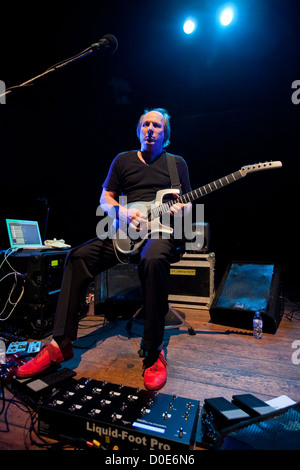 Adrian Belew tritt bei Santiago Alquimista mit seiner Band Lissabon, Portugal - 04.11.10 Rui M Leal / Stockfoto