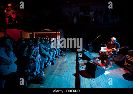 Adrian Belew tritt mit seiner Band Lissabon, Portugal - 04.11.10 in Santiago Alquimista Stockfoto