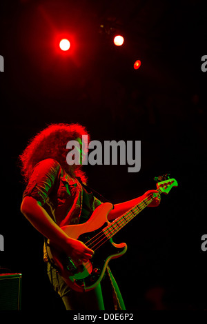 Julie Slick Adrian Belew tritt mit seiner Band Lissabon Portugal Rui M bei Santiago Alquimista Stockfoto