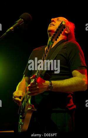 Adrian Belew tritt mit seiner Band Lissabon, Portugal - 04.11.10 in Santiago Alquimista Stockfoto