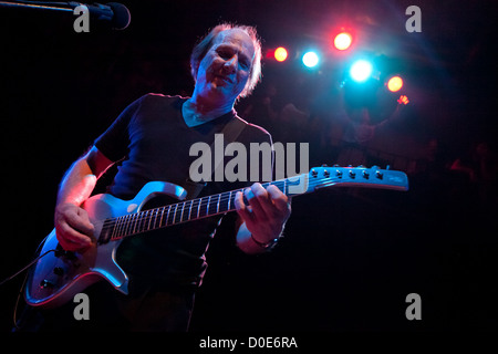 Adrian Belew tritt mit seiner Band Lissabon, Portugal - 04.11.10 in Santiago Alquimista Stockfoto