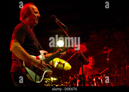 Adrian Belew tritt mit seiner Band Lissabon, Portugal - 04.11.10 in Santiago Alquimista Stockfoto