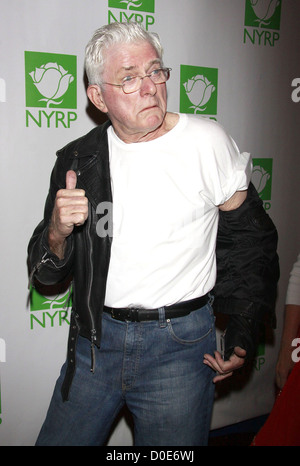 Phil Donahue als The Fonz Bette Midler New York Restoration Project Benefiz-Gala "Hulaween" im Waldorf-Astoria Hotel statt Stockfoto