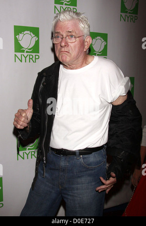 Phil Donahue als The Fonz Bette Midler New York Restoration Project Benefiz-Gala "Hulaween" im Waldorf-Astoria Hotel statt Stockfoto