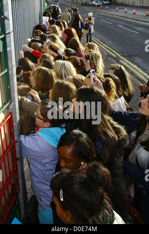 X Factor Fans warten vor den Studios "The X Factor" Finalisten kommen an die Proberäume vor die Show heute Abend live Stockfoto