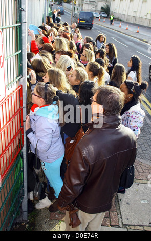 X Factor Fans warten vor den Studios "The X Factor" Finalisten kommen an die Proberäume vor die Show heute Abend live Stockfoto