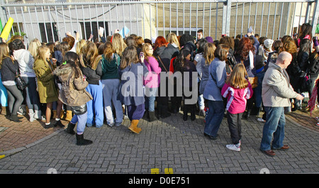 X Factor Fans warten vor den Studios "The X Factor" Finalisten kommen an die Proberäume vor die Show heute Abend live Stockfoto