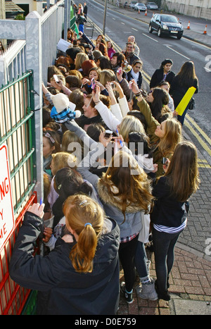 X Factor Fans warten vor den Studios "The X Factor" Finalisten kommen an die Proberäume vor die Show heute Abend live Stockfoto