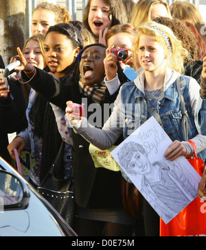 X Factor Fans warten vor den Studios "The X Factor" Finalisten kommen an die Proberäume vor die Show heute Abend live Stockfoto