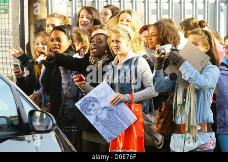 X Factor Fans warten vor den Studios "The X Factor" Finalisten kommen an die Proberäume vor die Show heute Abend live Stockfoto