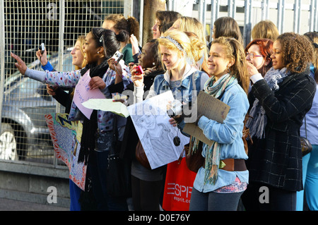 X Factor Fans warten vor den Studios "The X Factor" Finalisten kommen an die Proberäume vor die Show heute Abend live Stockfoto