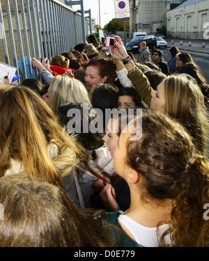 X Factor Fans warten vor den Studios "The X Factor" Finalisten kommen die Proberäume vor die Show heute Abend live Stockfoto